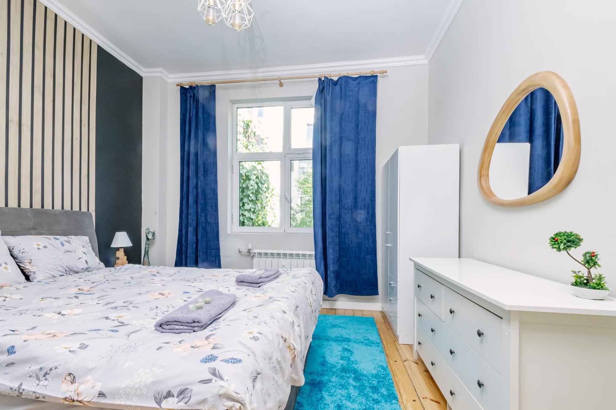 Apartment 5 Seconds Away From The Main Street, Free Secured Parking *